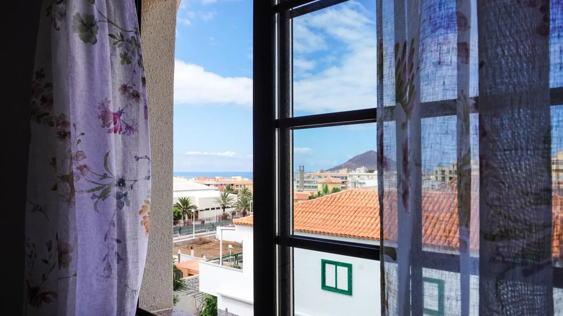 Bright House With Working Space El Medano  Apartment